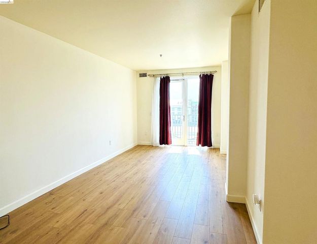 423 7th St 303, Oakland, CA 94607