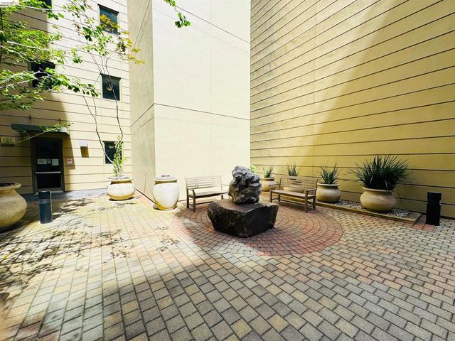 423 7th St 303, Oakland, CA 94607