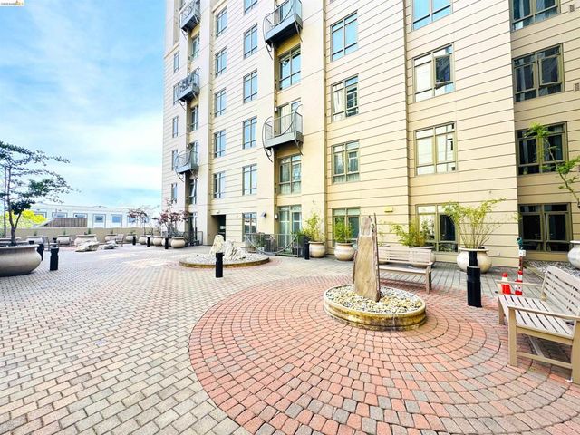 423 7th St 303, Oakland, CA 94607