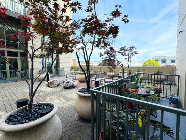 423 7th St 303, Oakland, CA 94607