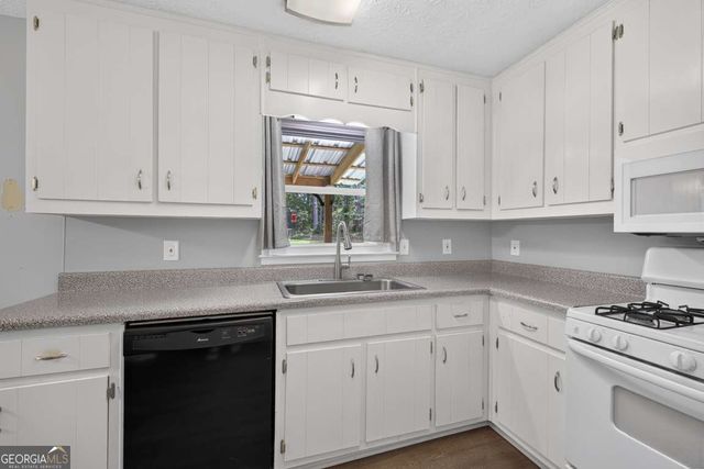 3735 Creekwood Drive, Loganville, GA 30052