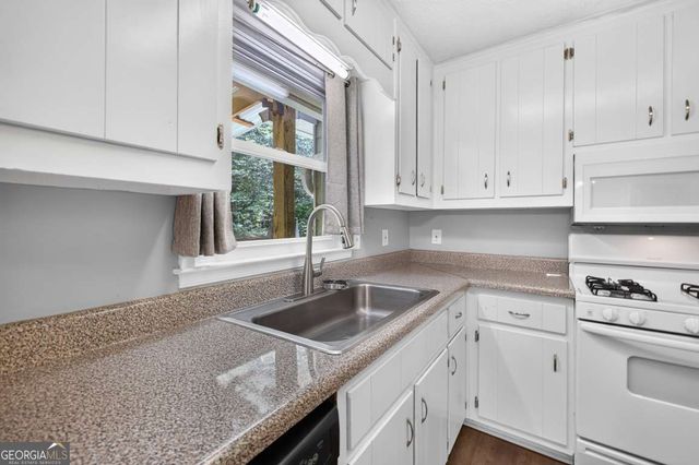 3735 Creekwood Drive, Loganville, GA 30052