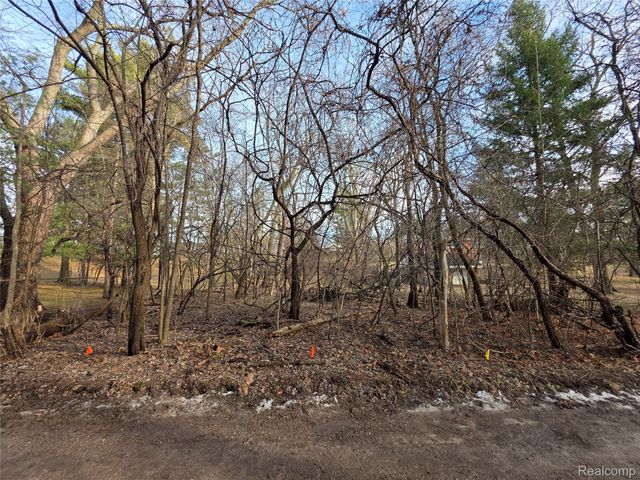 2375 Greenlawn Avenue, Bloomfield Charter Township, MI 48302