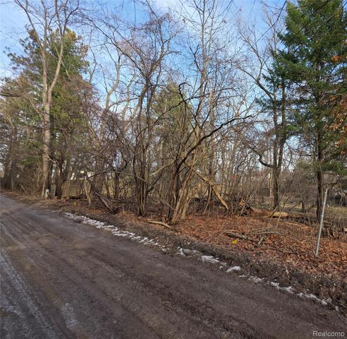 2375 Greenlawn Avenue, Bloomfield Charter Township, MI 48302