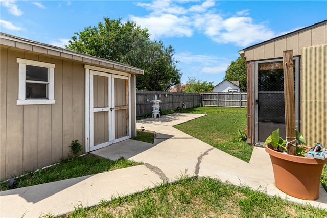 817 Amber Drive, Saginaw, TX 76179