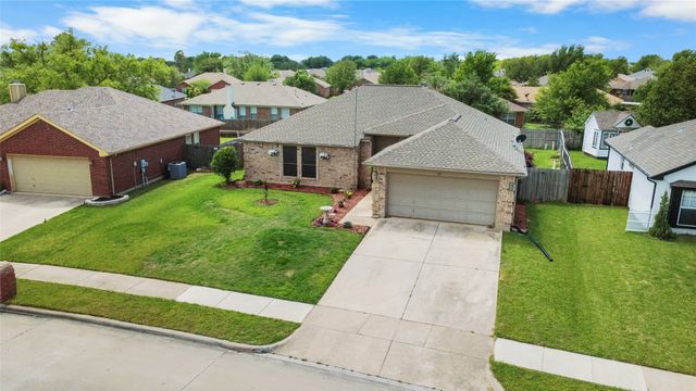 817 Amber Drive, Saginaw, TX 76179
