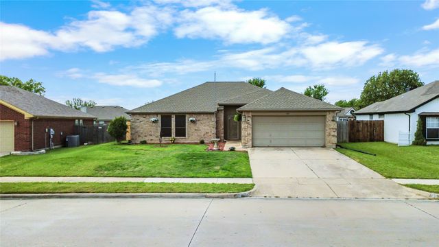 817 Amber Drive, Saginaw, TX 76179