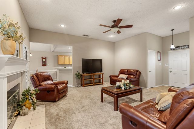 817 Amber Drive, Saginaw, TX 76179