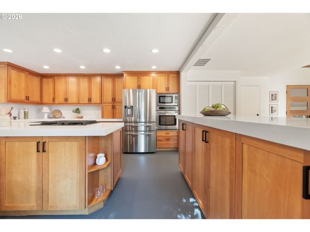 25 BECKET St, Lake Oswego, OR 97035