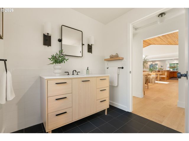 25 BECKET St, Lake Oswego, OR 97035