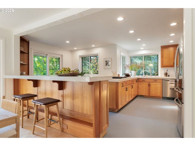 25 BECKET St, Lake Oswego, OR 97035