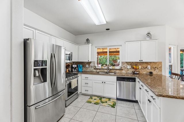 2613 Applegate Avenue, Clovis, CA 93611