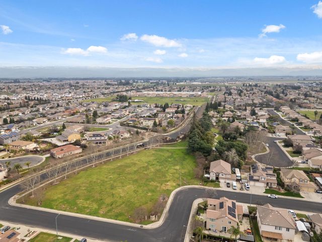 2613 Applegate Avenue, Clovis, CA 93611