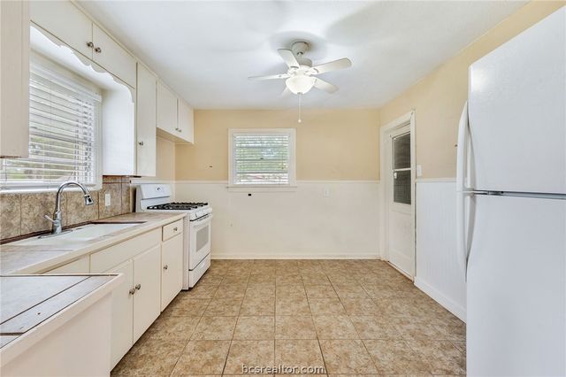 110 North Gordon Street, Bryan, TX 77802