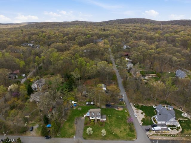 32 Pine Hill Rd, Mahwah Twp., NJ 07430