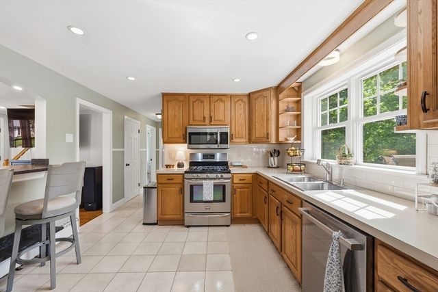 24 Pleasant St, Chelmsford, MA 01824