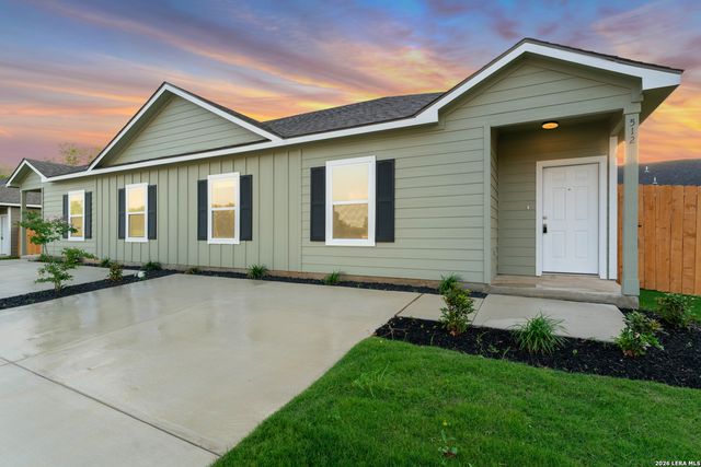 402 Trefger St, Seguin, TX 78155