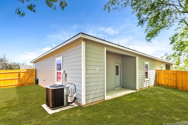 402 Trefger St, Seguin, TX 78155
