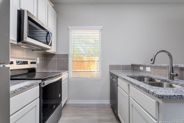 402 Trefger St, Seguin, TX 78155