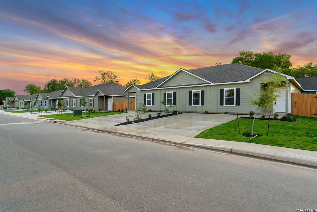 402 Trefger St, Seguin, TX 78155