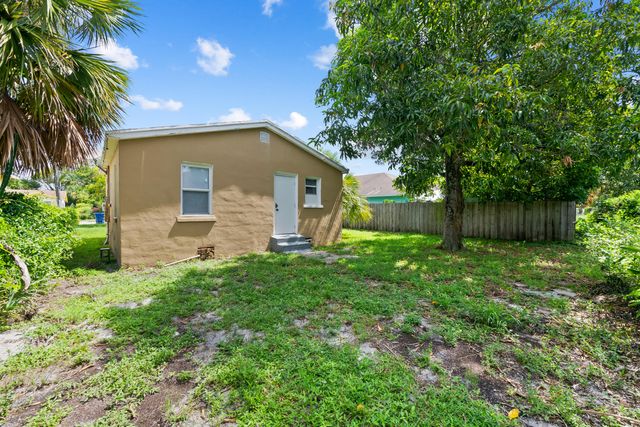 649 W 10TH Street, Riviera Beach, FL 33404