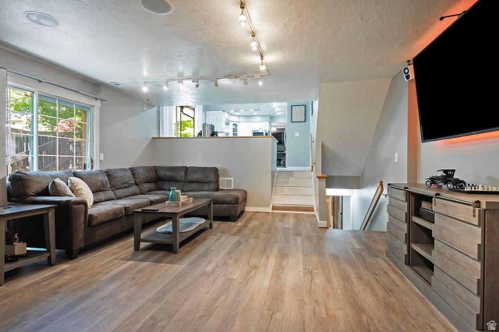 Image 20 of property listing at 3310 E CREEK RD, Salt Lake City, UT 84121