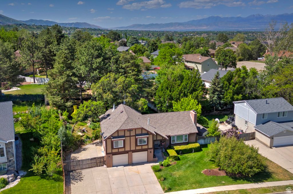 Image 7 of property listing at 3310 E CREEK RD, Salt Lake City, UT 84121