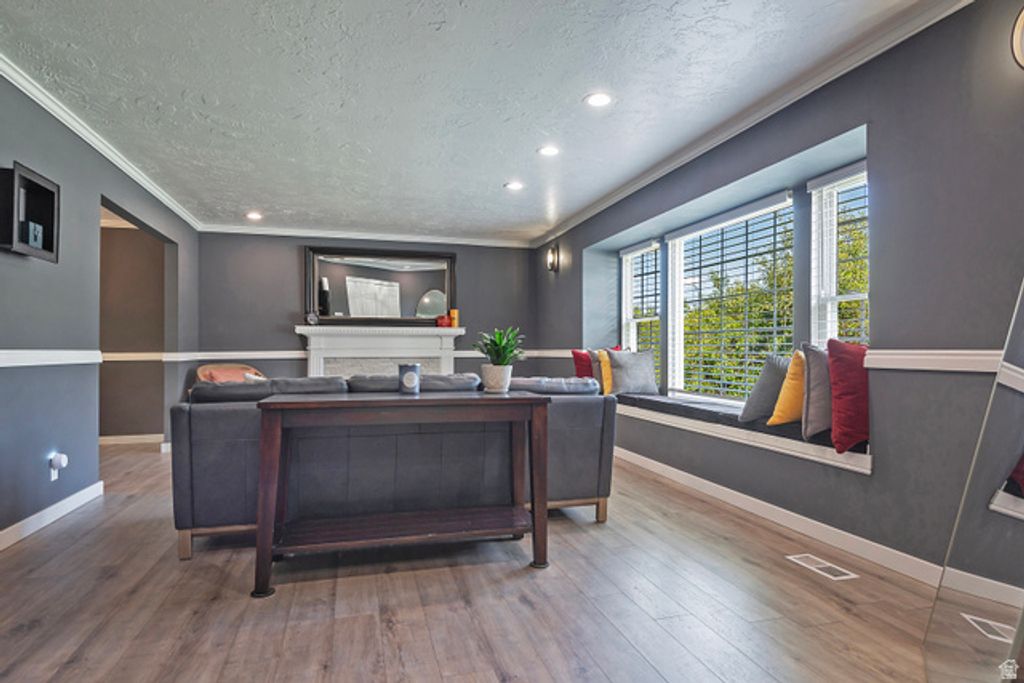 Image 8 of property listing at 3310 E CREEK RD, Salt Lake City, UT 84121