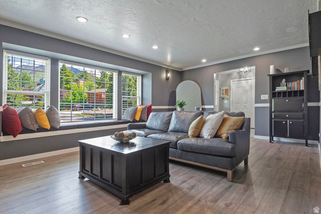 Image 9 of property listing at 3310 E CREEK RD, Salt Lake City, UT 84121