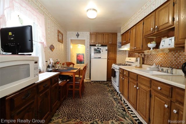 25046 Stanford Street, Dearborn Heights, MI 48125
