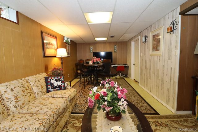 25046 Stanford Street, Dearborn Heights, MI 48125