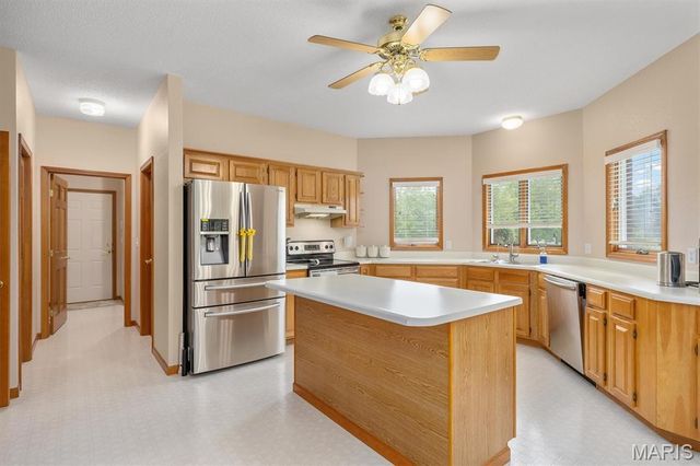 237 W Waters Edge Drive, Shiloh, IL 62221