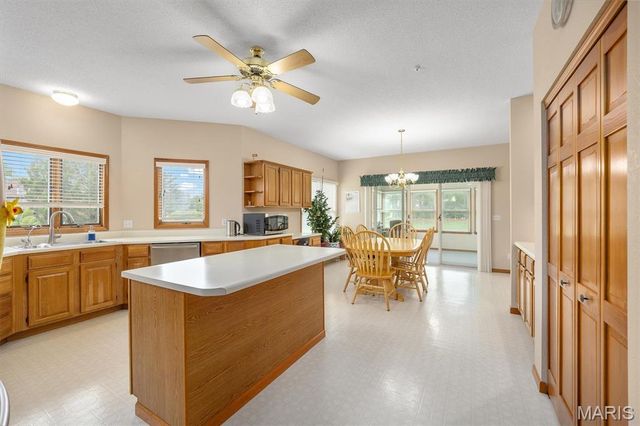 237 W Waters Edge Drive, Shiloh, IL 62221