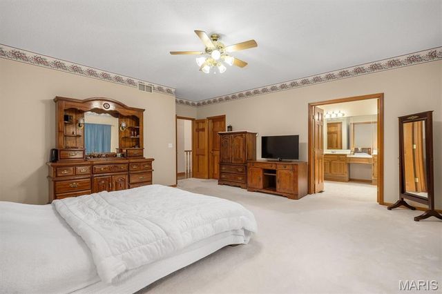 237 W Waters Edge Drive, Shiloh, IL 62221