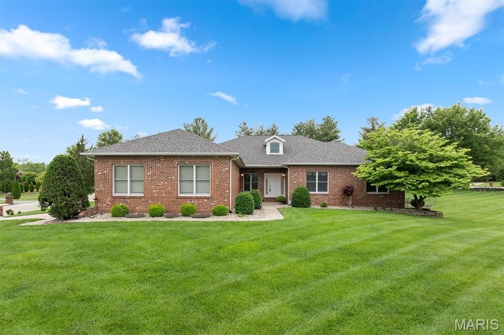 237 W Waters Edge Drive, Shiloh, IL 62221