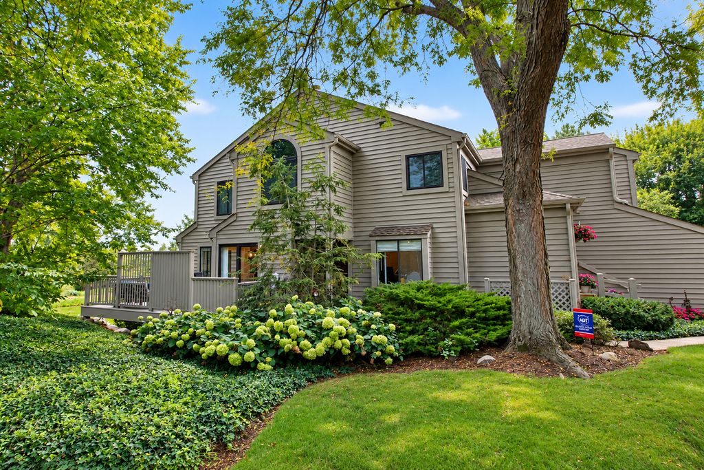 873 W Longmeadow Court, Lake Barrington, IL 60010 — exterior