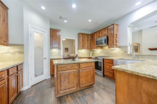 16812 Mustang Trail Drive, Magnolia, TX 77355