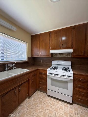 2938 Los Flores, Lynwood, CA 90262