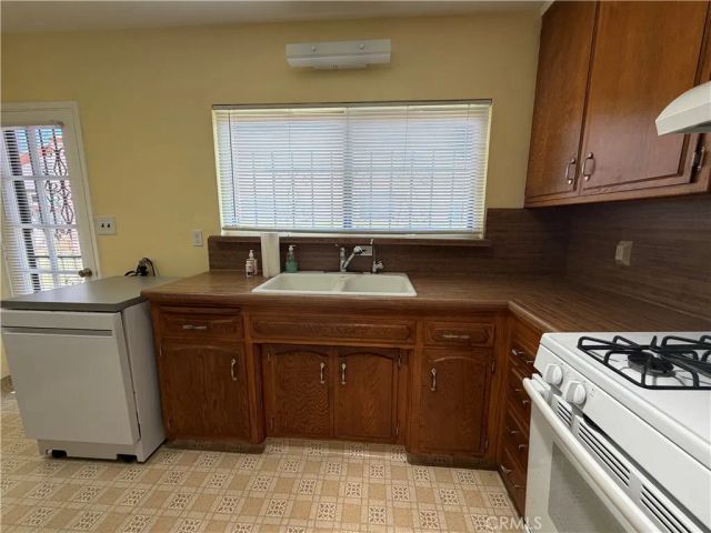 2938 Los Flores, Lynwood, CA 90262
