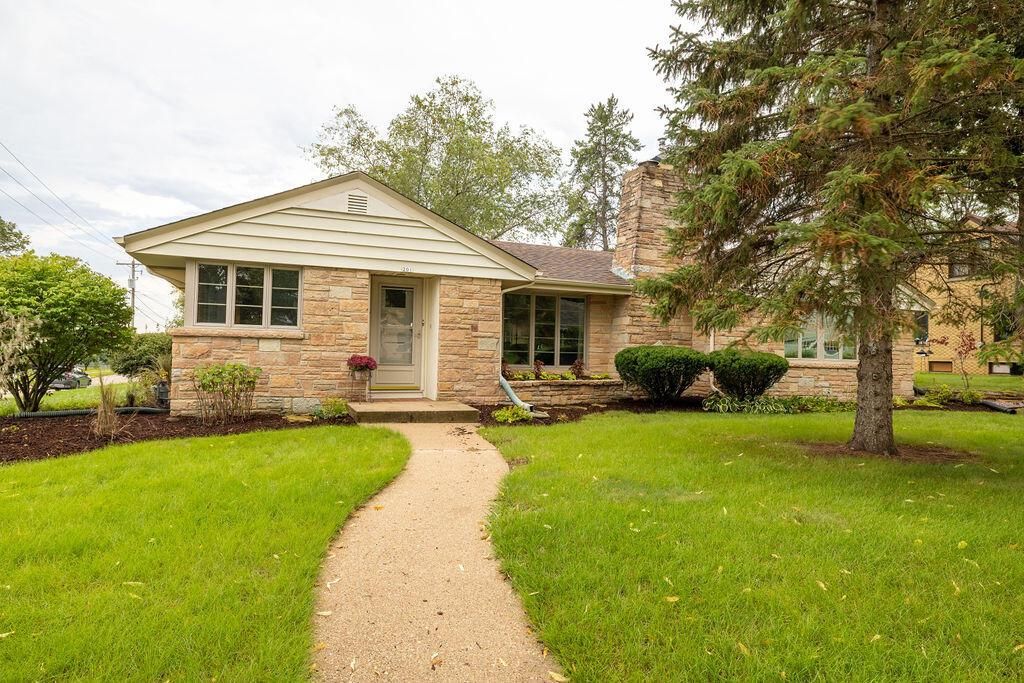 201 Gardner AVENUE, Burlington, WI 53105