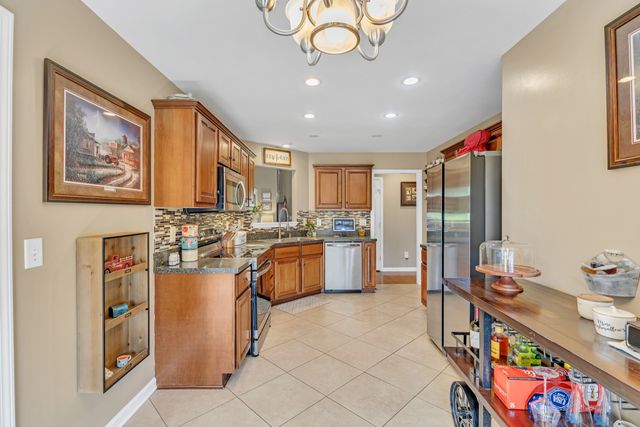 1978 Farmington Ct, Columbia, TN 38401