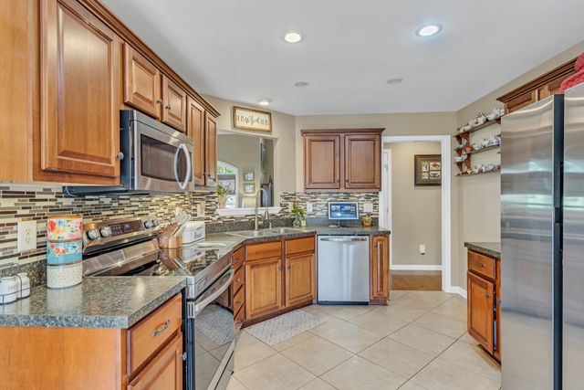 1978 Farmington Ct, Columbia, TN 38401