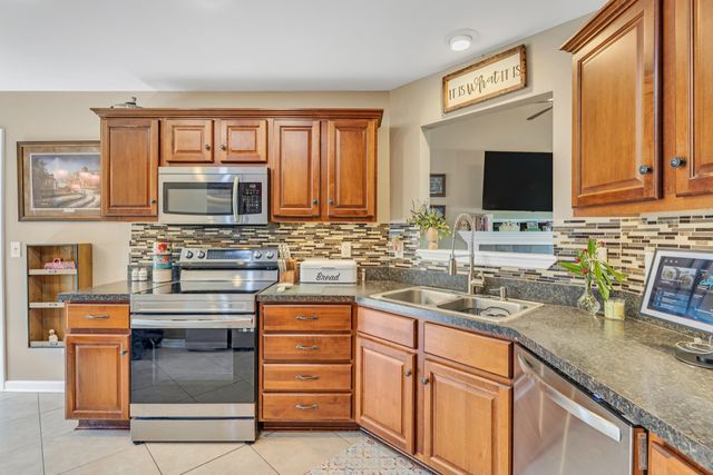 1978 Farmington Ct, Columbia, TN 38401