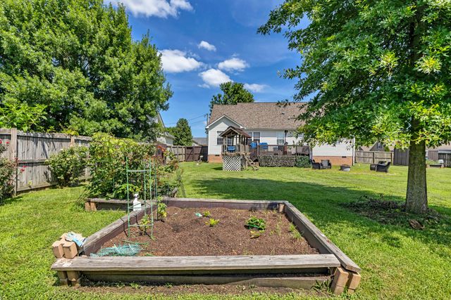 1978 Farmington Ct, Columbia, TN 38401