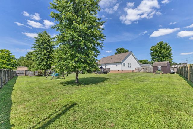 1978 Farmington Ct, Columbia, TN 38401
