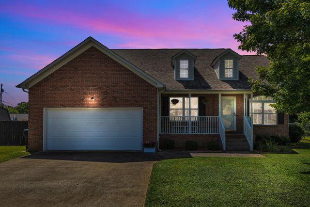 1978 Farmington Ct, Columbia, TN 38401