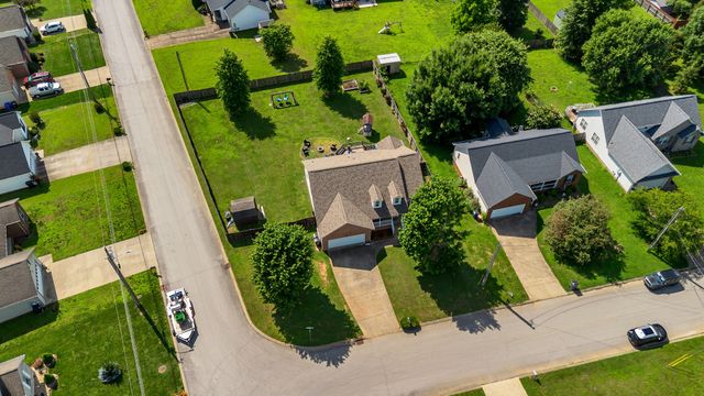 1978 Farmington Ct, Columbia, TN 38401