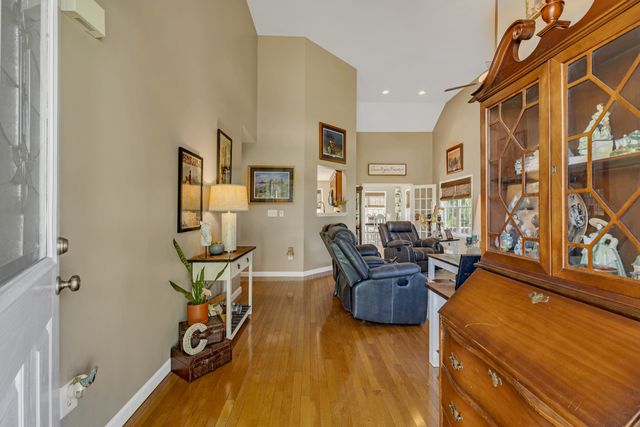 1978 Farmington Ct, Columbia, TN 38401