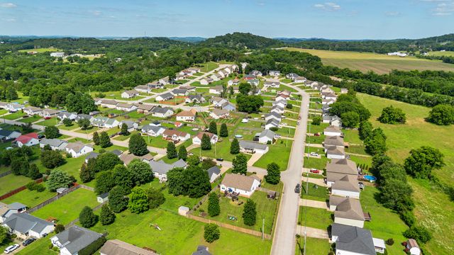 1978 Farmington Ct, Columbia, TN 38401