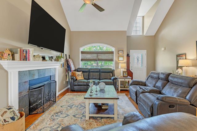 1978 Farmington Ct, Columbia, TN 38401